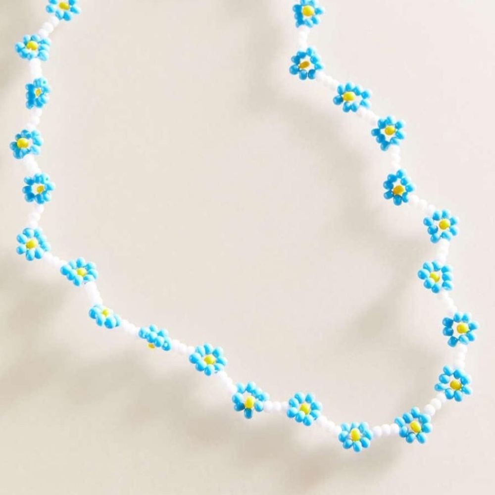 🌼 UO Beaded Daisy Necklace